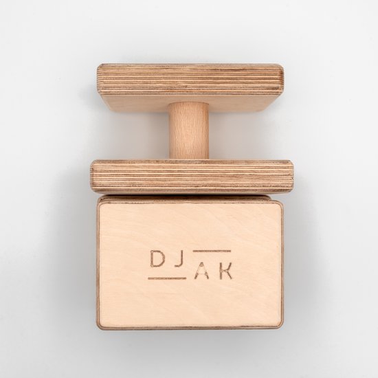 Un seul support de pompe DJAK en bois avec le logo DJAK.