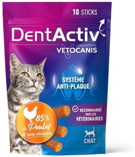 Paarse verpakking DentActiv met kattenkop en kip. Tekst: "85% Kip & graanvrij". Drie kattensnacks zichtbaar.