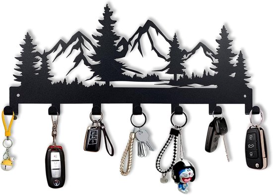 Zwart metalen sleutelhanger met bergen en bomen silhouet, met meerdere sleutels eraan gehangen.