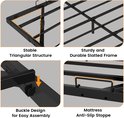 Details van een zwart metalen bedframe: stabiele driehoekige structuur, stevig lattenframe, gespontwerp en matrasstopper.