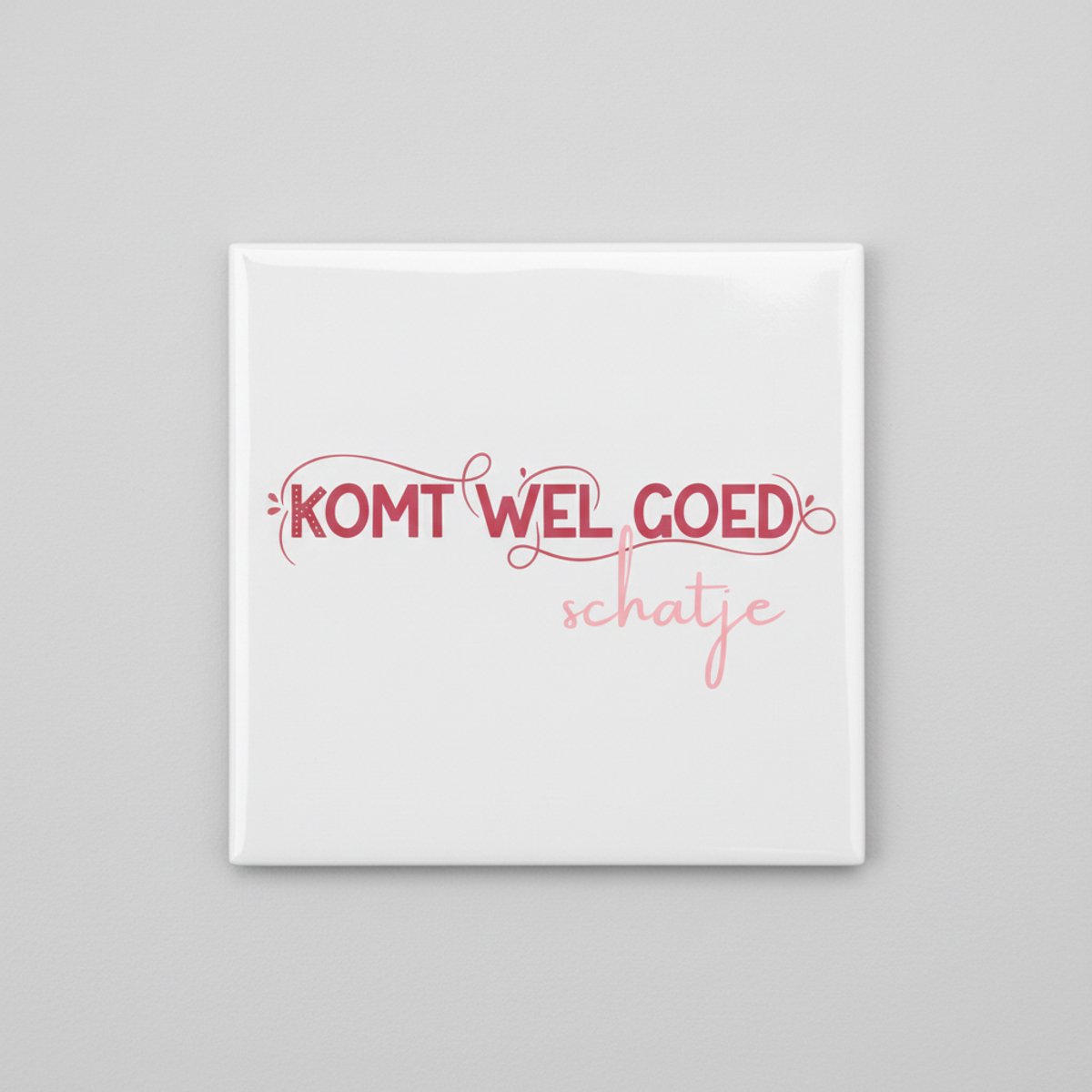 Nevolis Inspirerende Keramische Wandtegel “Komt Wel Goed Schatje” – Motiverende Tekst Decoratie – 15 x 15 cm Multi Color