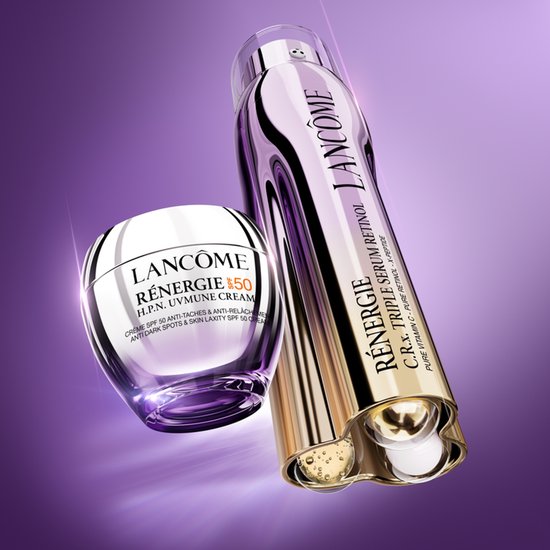 Lancôme Rénergie H.P.N. UVMUNE SPF50 crème en Rénergie C.F.X. Triple Serum op een paarse achtergrond.