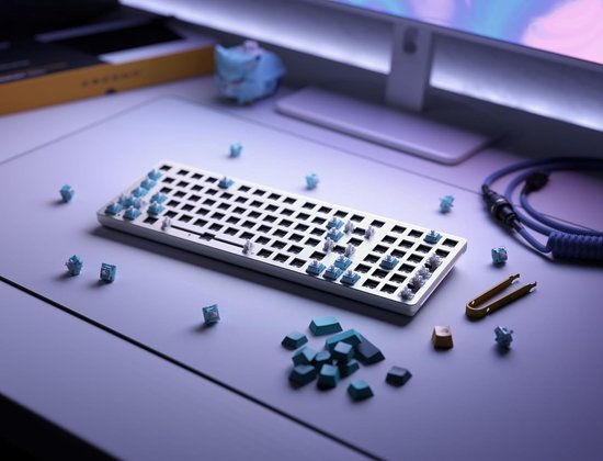 Glorious Gaming GMMK 2 Full Size (96%) Barebones (alleen frame) - Mechanisch gamingtoetsenbordframe, Full Size (96%), aluminium, aanpasbaar, RGB per toets, internationale/ISO-indeling - roze
