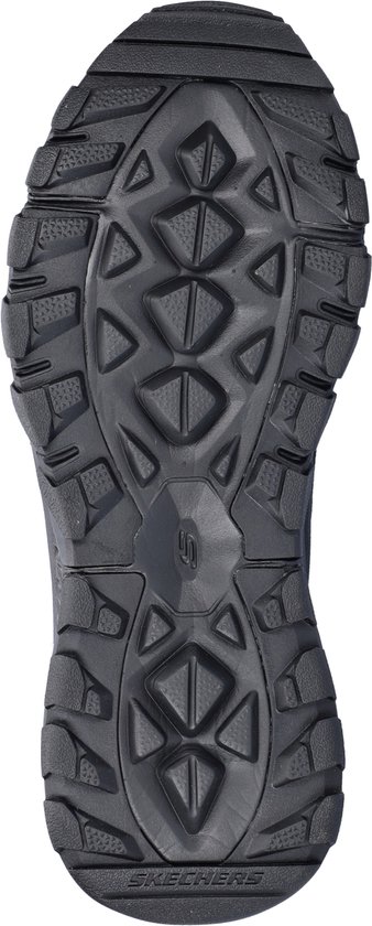 Zwarte buitenzool van een sneaker met een geometrisch profiel en SKECHERS logo.