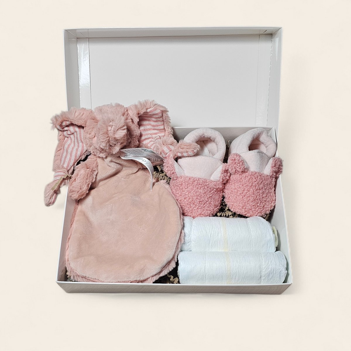 Luxe kraamcadeau meisje – met luiers, Apollo slofjes en Olifant Emily roze