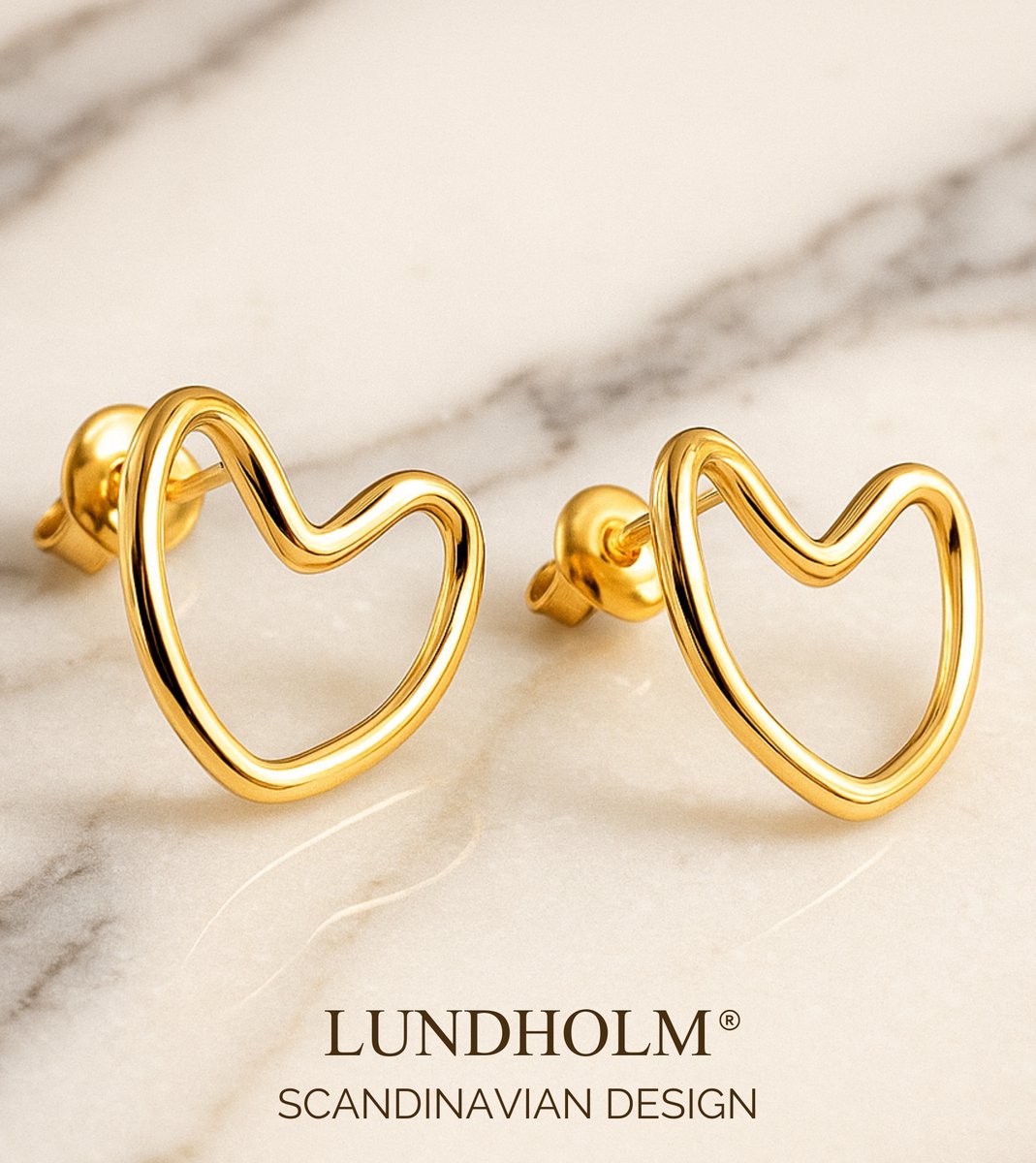 Lundholm Luxe Oorstekers Dames Hartje - Premium Stainless Steel Jewellery Gold PVD Plated - Oorbellen Hartje - Oorknopjes Waterproof & Hypoallergeen My - Luxe Cadeau voor Vrouw