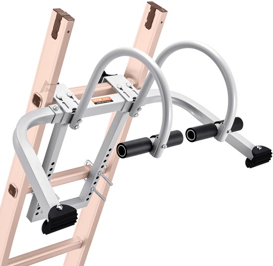 Zilverkleurige laddersteun met zwarte handvatten en antislipvoetjes, bevestigd aan een ladder.