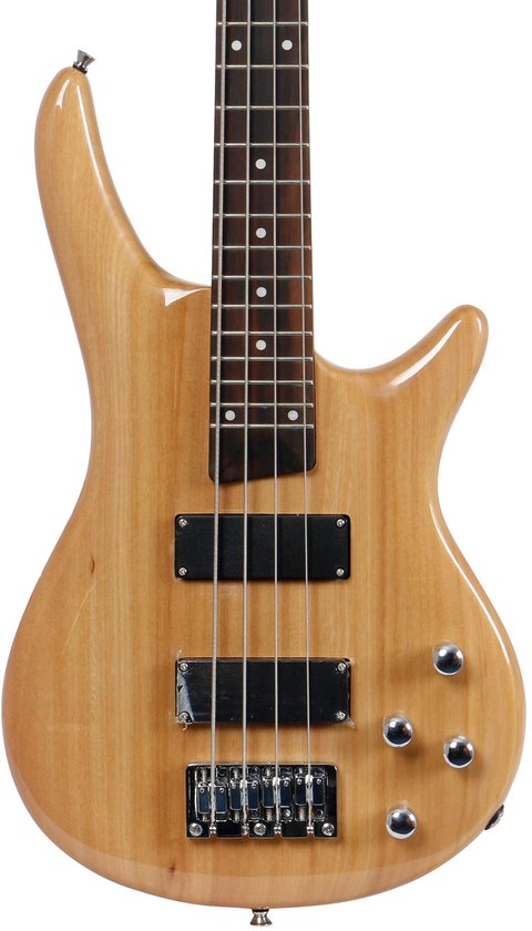 De body van een lichte houten basgitaar met twee zwarte elementen en chromen hardware. Vier snaren zijn zichtbaar.