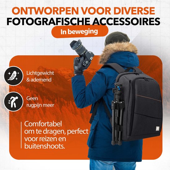 Man in de sneeuw met zwarte rugzak met oranje binnenkant en statief, de rugzak is lichtgewicht, ademend en comfortabel.
