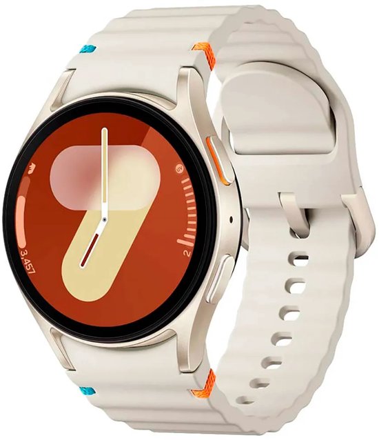 Crèmekleurige smartwatch met wit bandje met oranje en blauwe accenten, bekeken vanuit een hoek.