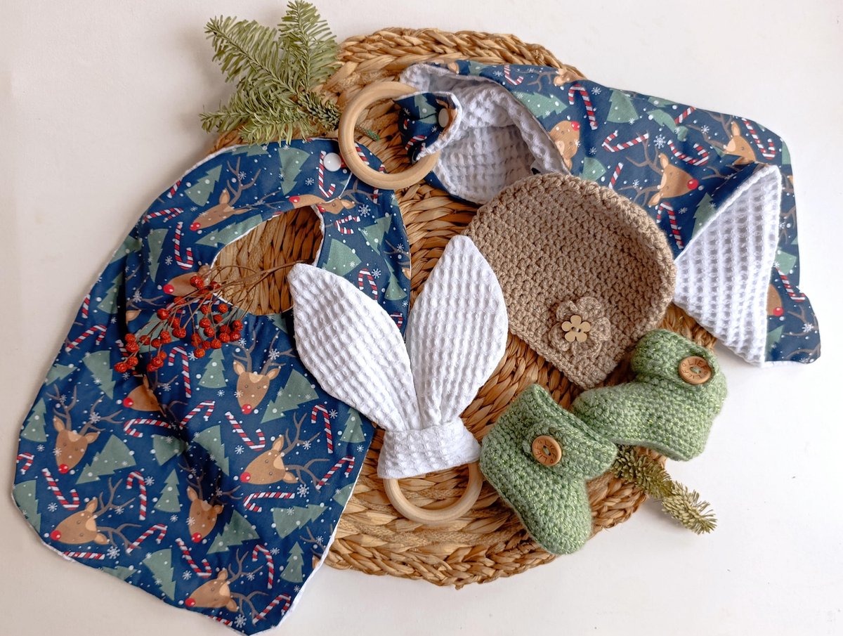 Kraamcadeau Kerst – Meisje – Handgemaakte Slabbetje, Knisperdoekje & Bijtring – Slofjes & Mutsje