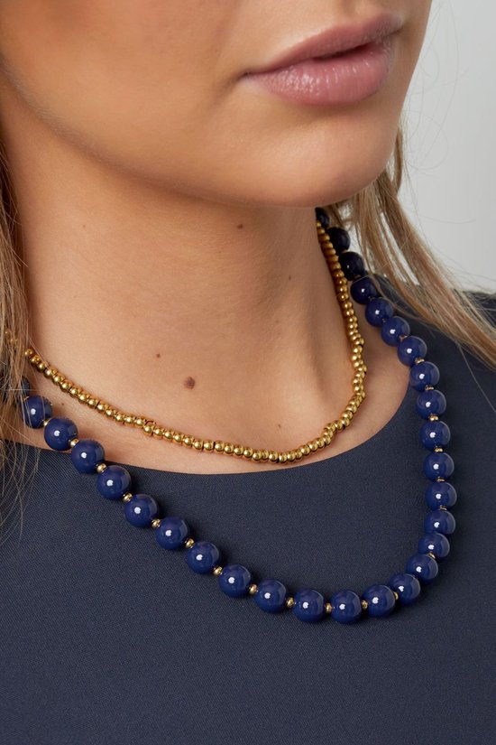 Blauwe kralenketting met gouden details