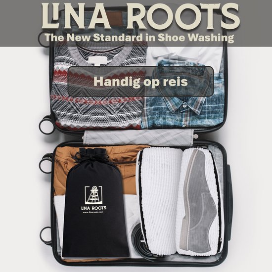 Une valise ouverte avec des vêtements et deux sacs de lavage Lina Roots à l'intérieur, dont un avec des chaussures.
