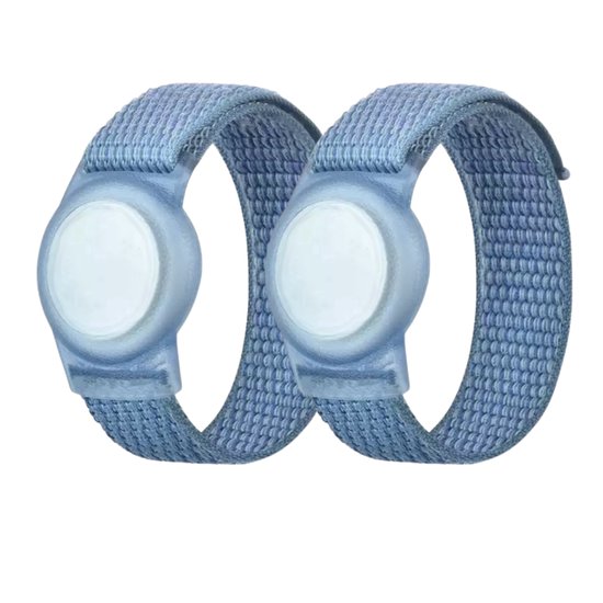 Twee lichtblauwe, geweven nylon polsbandjes met een ronde witte houder voor een tracker.