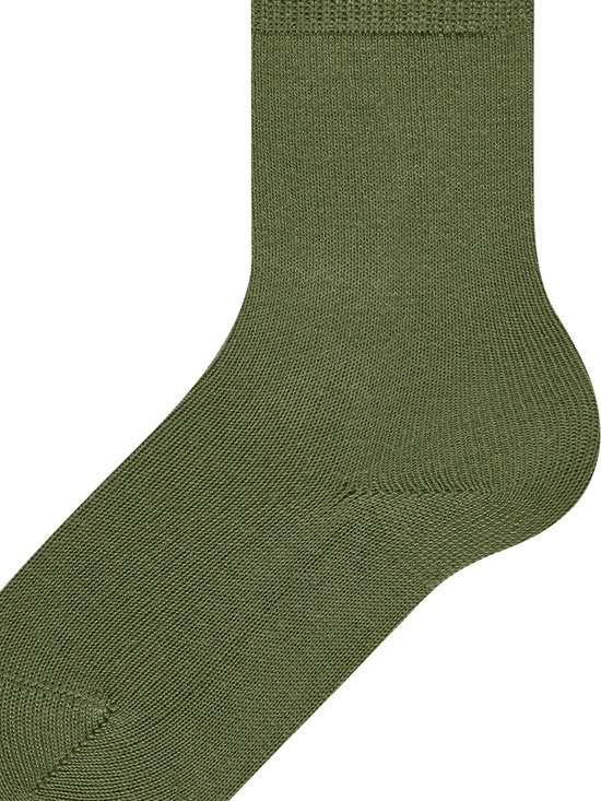 Close-up van een groene Falke sok met geribbelde boord en hak.
