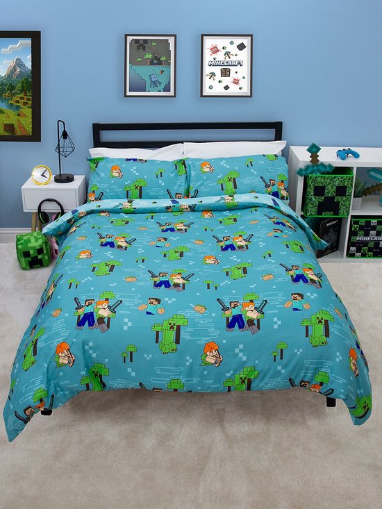Blauw dekbedovertrek met Minecraft personages en Creepers. Een zijde toont Steve en Alex, de andere zijde toont Creepers.