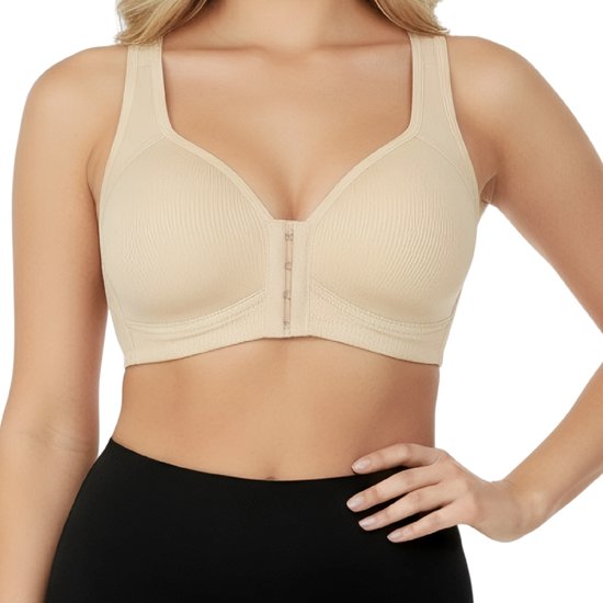 Een beige, naadloze BH met voorsluiting en geribbelde stof, gedragen door een model.