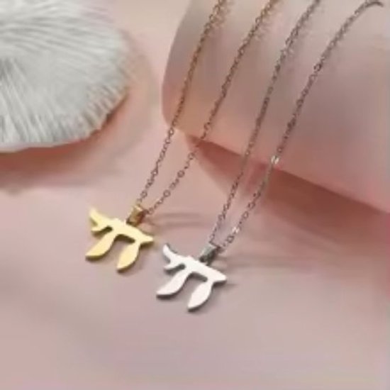 Gouden en zilverkleurige kettingen met chai hangers.