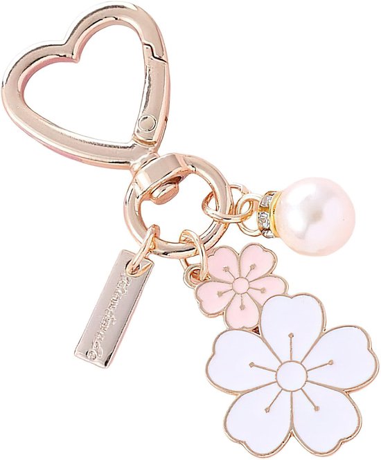 Gouden hart sleutelhanger met een sleutel, parel en witte bloemen bedels.