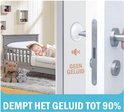 Kind slaapt in bed, deurstops op de deur die geluid dempen.