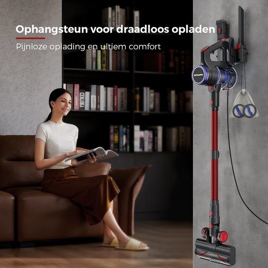 Rode en zwarte draadloze steelstofzuiger met wandhouder voor opladen.