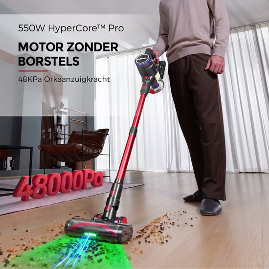 Man met een rode en zwarte steelstofzuiger met 550W motor, 48000Pa zuigkracht, die vuil opzuigt met groene laserverlichting.