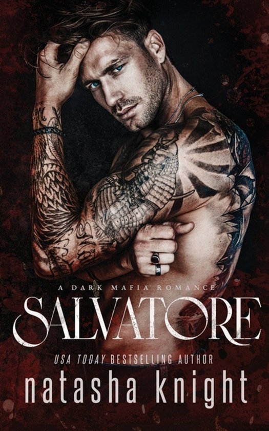 Homme avec des tatouages élaborés sur les bras et le torse, portant des bagues et une chaîne. Titre : Salvatore, A Dark Mafia Romance.