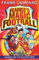 Couverture de livre intitulée 'Frankie's Magic Football' avec illustration d'enfants, d'un dragon et d'un ballon de football.