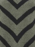 Groene trui met zwarte chevron-strepen.