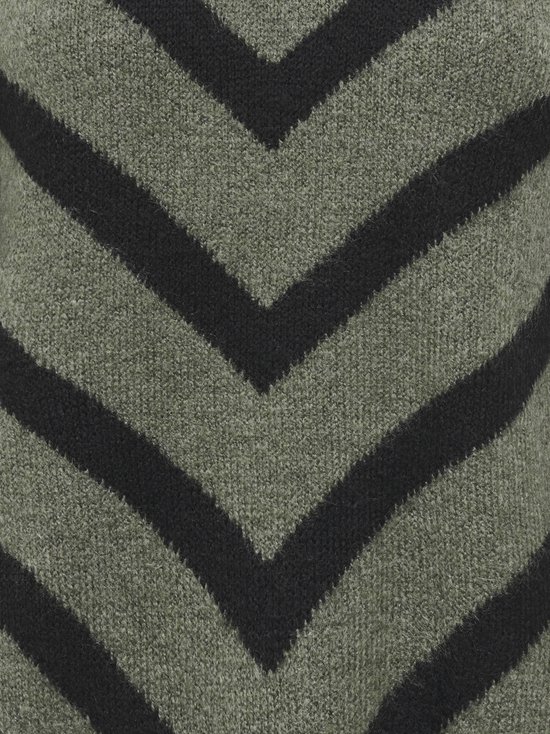 Groene trui met zwarte chevron-strepen.