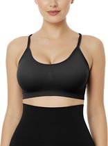 Vrouw draagt zwarte naadloze BH en hoge tailleshorts. Verstelbare bandjes zichtbaar.