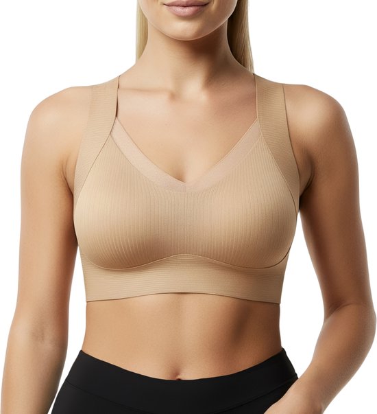 Vrouw in beige naadloze sportbeha met V-hals en ribbelstructuur.