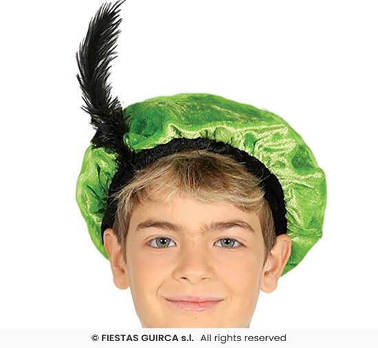 Close-up van een jongen die een groene baret met zwarte veer draagt.