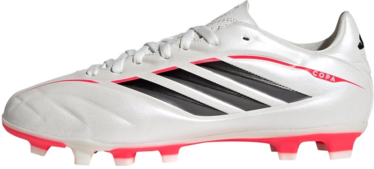 Witte adidas Copa Pure IV Club voetbalschoenen voor kinderen met zwarte en roze details, ontworpen voor comfort en balgevoel.