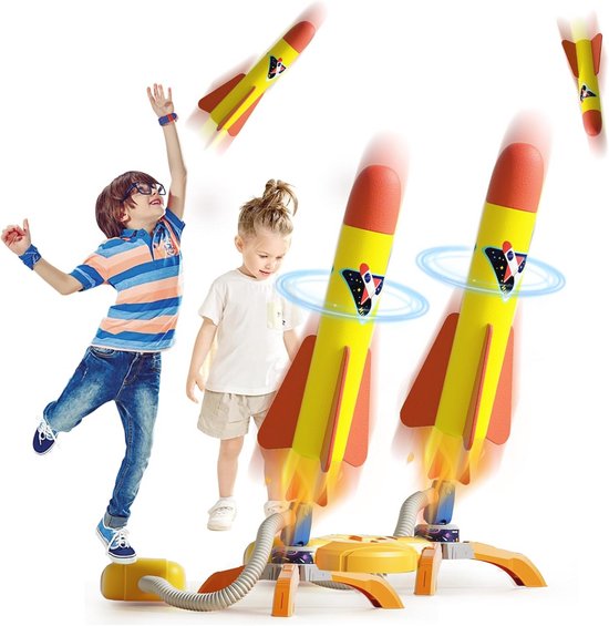 Twee kinderen kijken vol verbazing toe hoe gele raketten met rode vinnen lanceren uit een lanceerbasis met voetpomp.