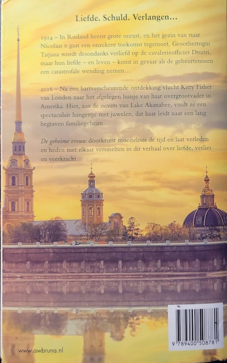 Achterkant boek met tekst: Liefde, Schuld, Verlangen. In 1914 in Rusland heerst grote onrust. In 2016 ontdekt Kitty Fisher een geheim. "De geheime vrouw" door Gill Paul.