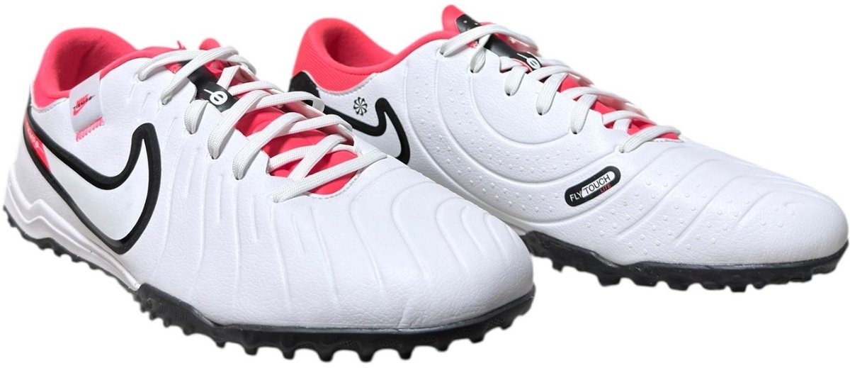 Nike Legend 10 Academy TF voetbalschoenen in maat 46, wit met zwarte en roze accenten, geschikt voor kunstgras.