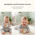 Baby zittend en kruipend met een bijtring in de vorm van een bij. Beige, wit en groen.
