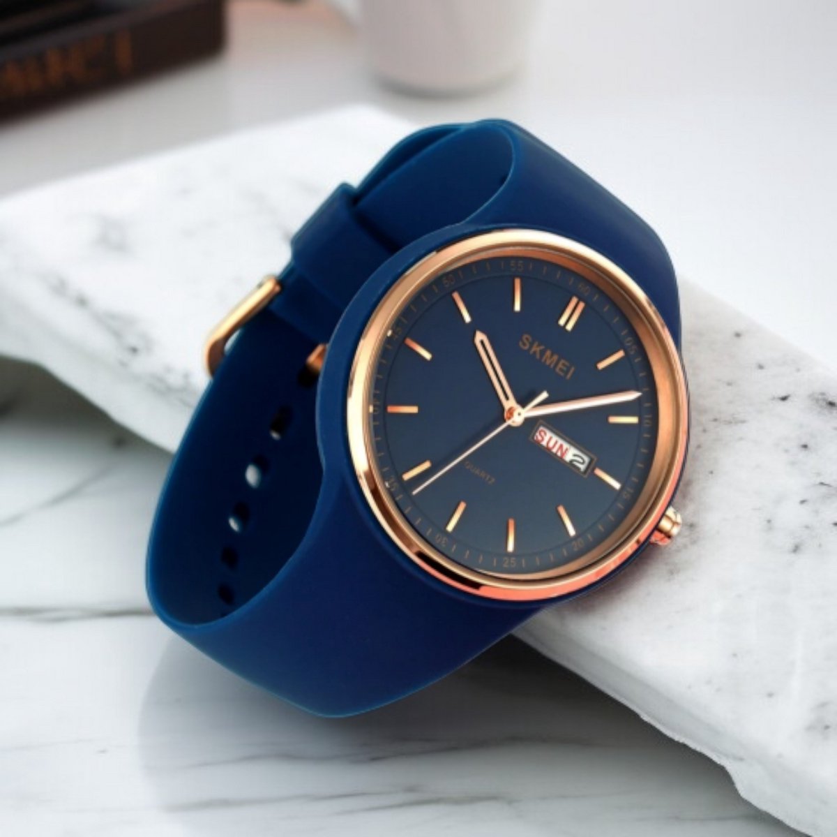 SKMEI 1747 Quartz Dameshorloge Donkerblauw met Datumweergave - Stijlvol en Comfortabel - Waterbestendig 30m - Silicone Band