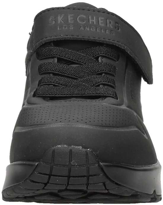 Zijkant van een zwarte Skechers sneaker met klittenband, veters en luchtdemping in de zool.