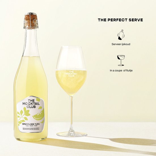 Fles en glas met gele, bruisende alcoholvrije drank 'Sparkling Yuzu' van The Mocktail Club. Met tekst: The Perfect Serve, Serveer ijskoud, In a coupe of fluitje.