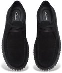 Boven zijaanzicht van zwarte suède Clarks Torhill Lo veterschoenen met dikke zwarte zool.