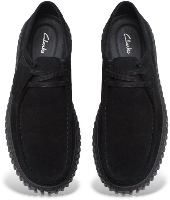 Boven zijaanzicht van zwarte suède Clarks Torhill Lo veterschoenen met dikke zwarte zool.