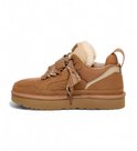 Bruine UGG sneaker met bont, ruitpatroon veters, grove zool en leren details.