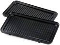 Twee zwarte grillplaten met ribbels.