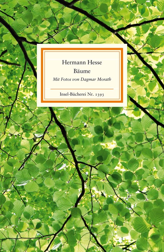 Livre intitulé 'Bäume' par Hermann Hesse, avec des photos de Dagmar Morath. L'arrière-plan est un gros plan de feuilles et de branches d'arbres vertes.