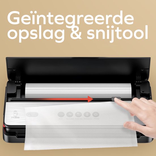 Zwarte vacuümmachine met geïntegreerde rolopslag en snijtool, hierbij wordt een rol folie afgesneden.