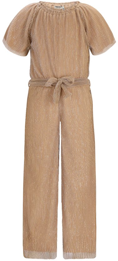Goudkleurige plooijumpsuit met korte, wijde mouwen, strikceintuur en merk 'LIKE FLO' zichtbaar.