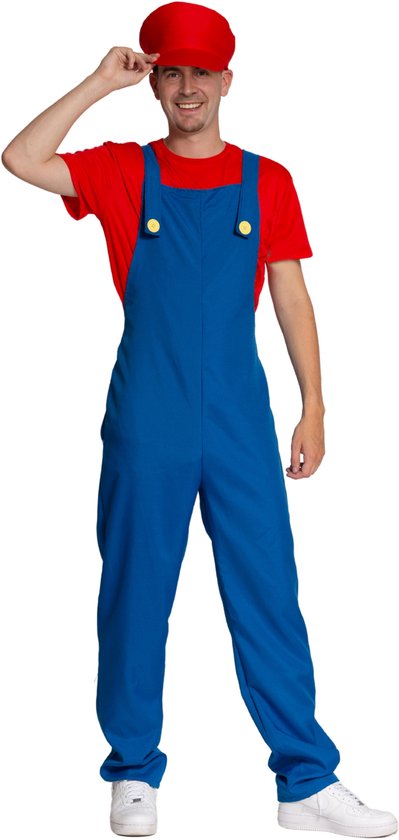 Man met rode pet, rood t-shirt en blauwe overall. Hij neemt de rode pet aan.