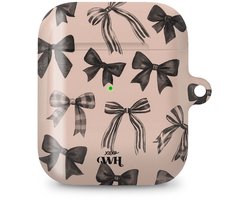 xoxo Wildhearts hoesje geschikt voor AirPods 1 & 2 - Winter Muse - Ook als telefoonhoesje verkrijgbaar - schokbestendige case - koptelefoonhoes - Beschermhoes met strikjes patroon - Beige